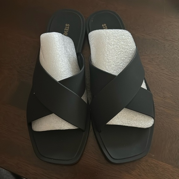 NEW Steve Madden Black Sandals - Picture 1 of 4